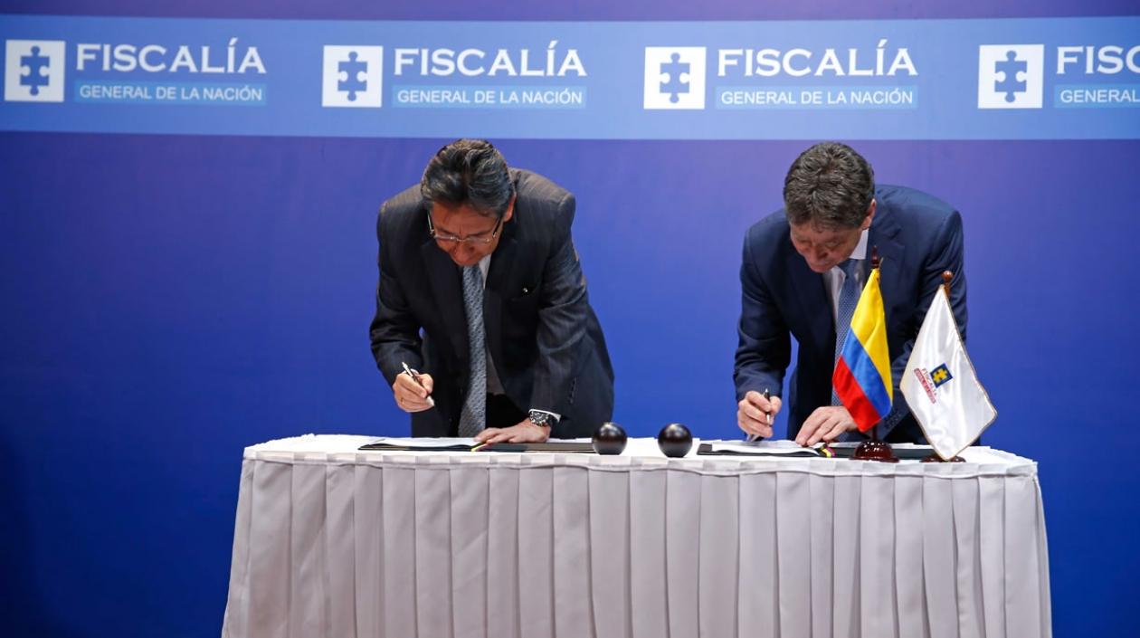 El Fiscal y el Presidente de la Andi suscribiendo el acuerdo de apoyo entre las dos entidades.