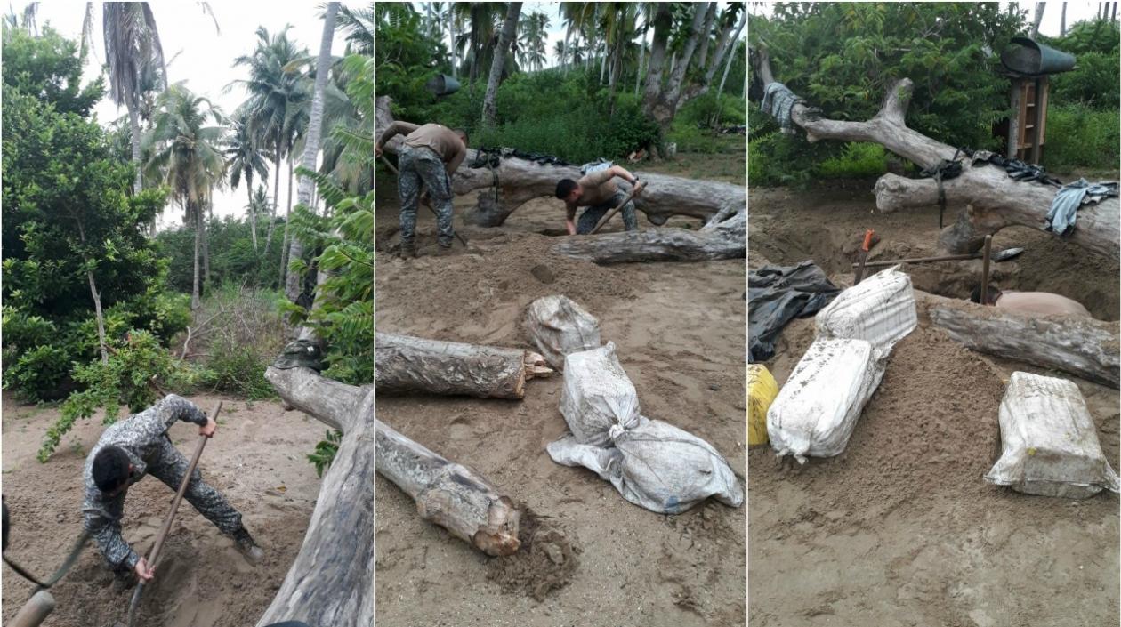 La droga estaba enterrada en 14 bultos, que fueron sacados por hombres de la Armada Nacional.