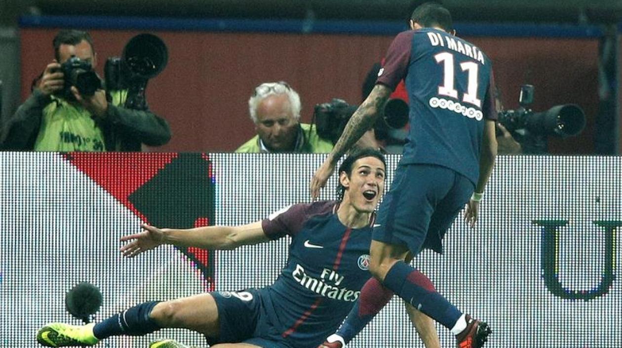 Cavani celebra el primer gol del partido con Di María. 