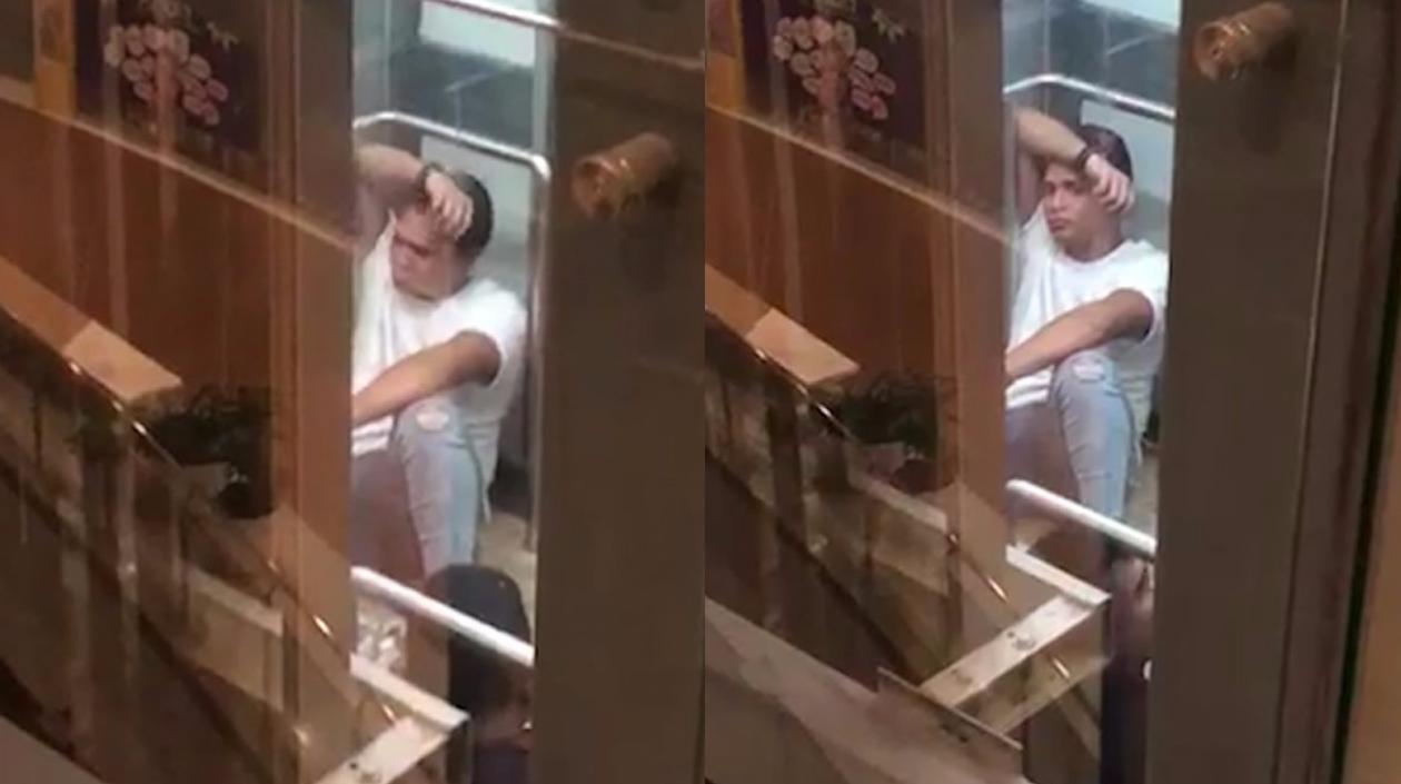 Momentos en que el artista estaba atrapado en el ascensor.