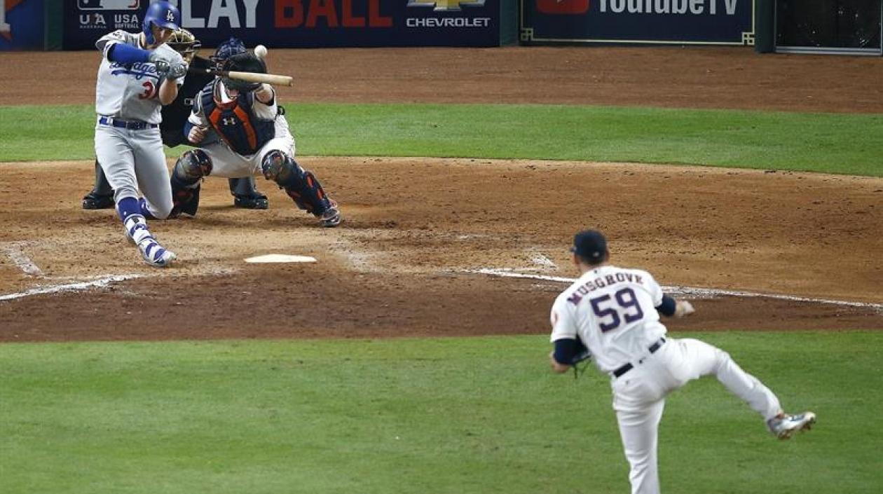 Joc Pederson bateando el jonrón decisivo.