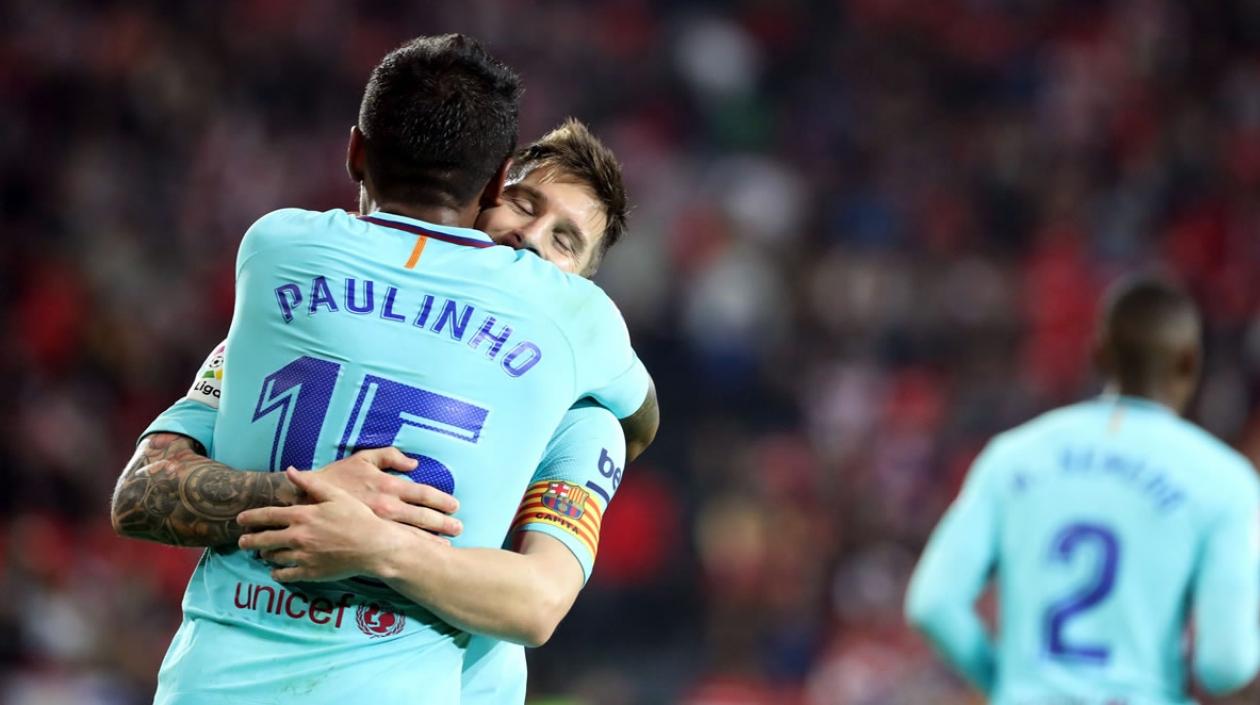 Los jugadores del FC Barcelona, el brasileño José Paulo Bezerra "Paulinho" (i) y el argentino Leo Messi celebran el segundo gol del equipo blaugrana