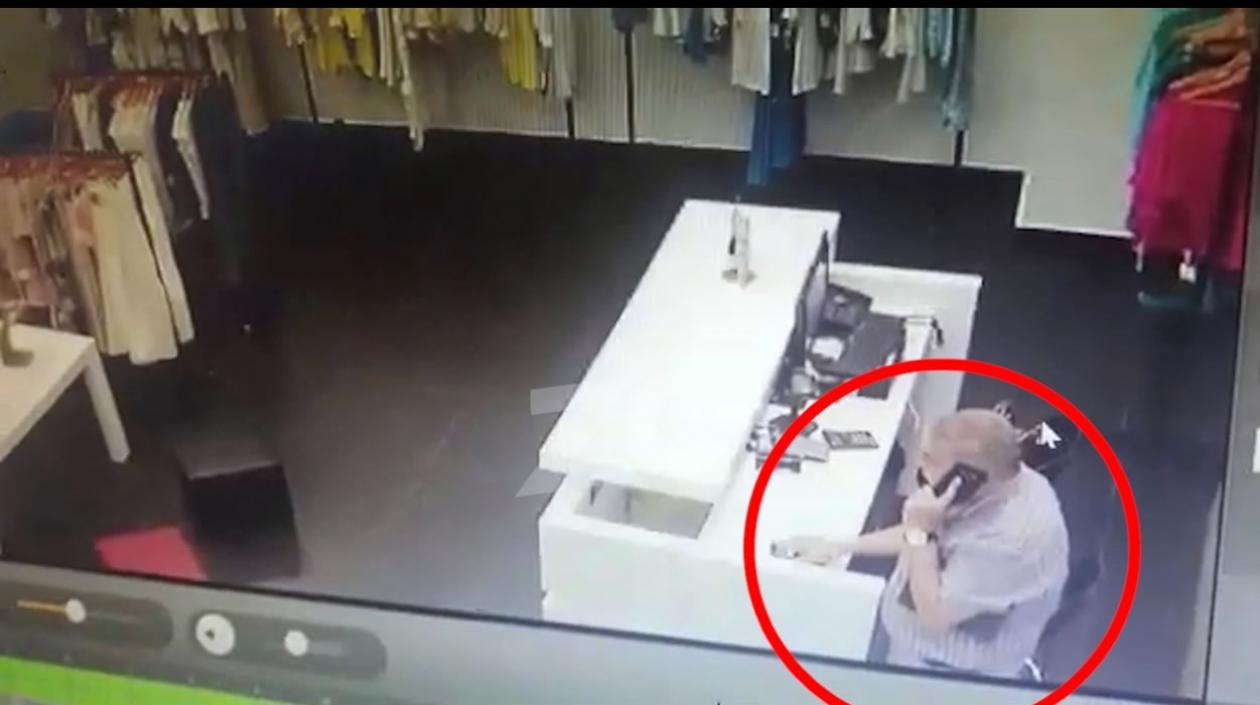 Momento en que el hombre toma los celulares robados.