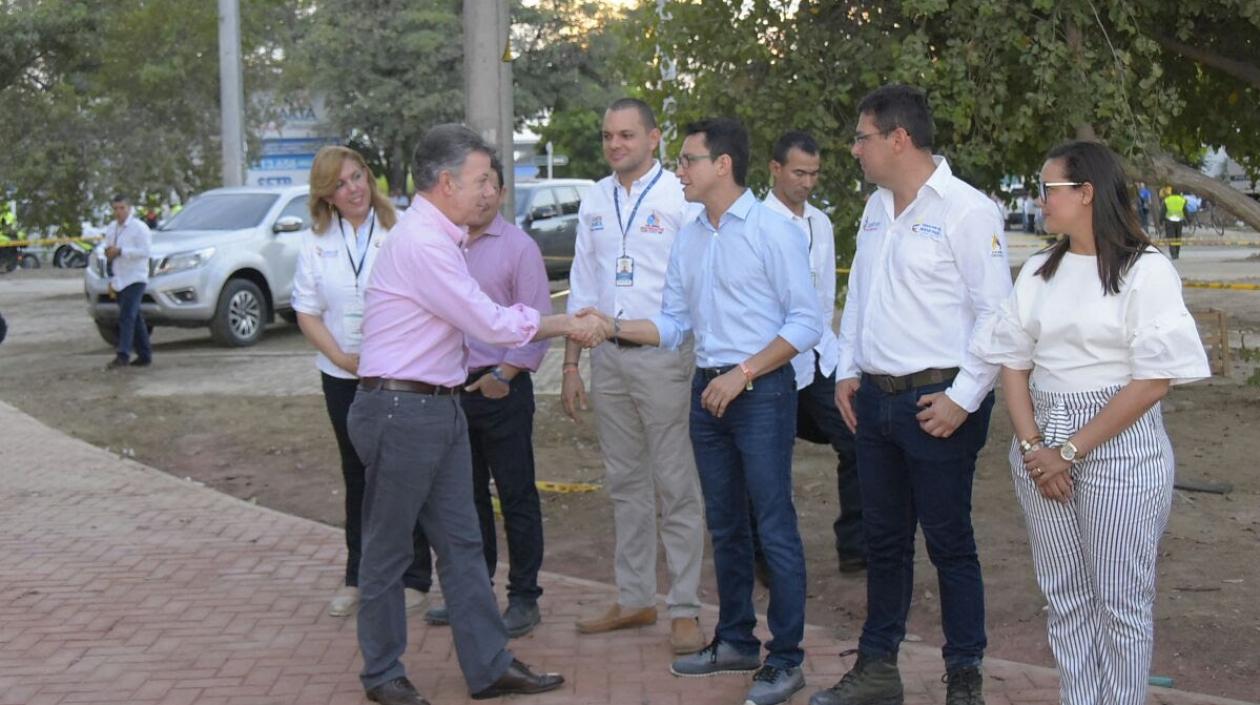 Momentos en que el Presidente Santos saluda al exmandatario de Santa Marta, Carlos Caicedo.