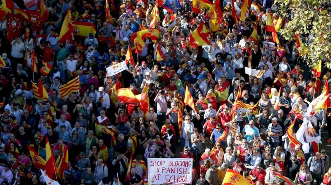 Marcha masiva en Barcelona en contra de la independencia de Cataluña.