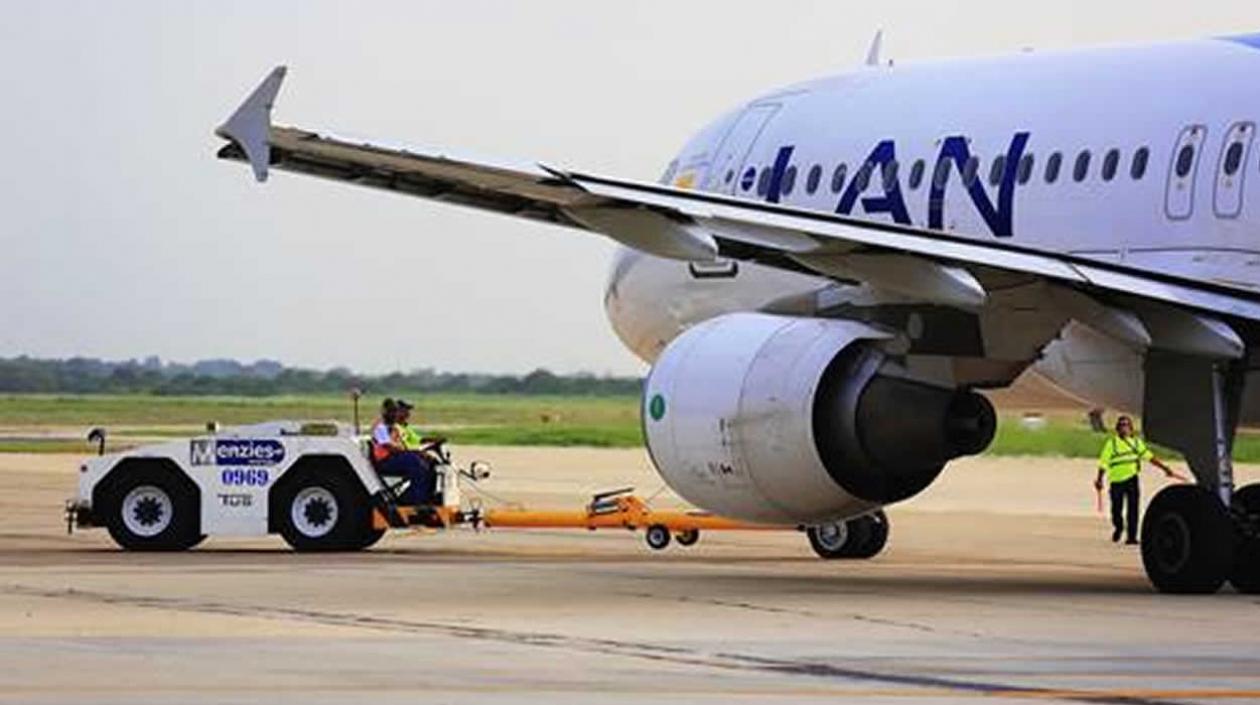Un avión de Latam en la pista del Ernesto Cortissoz.