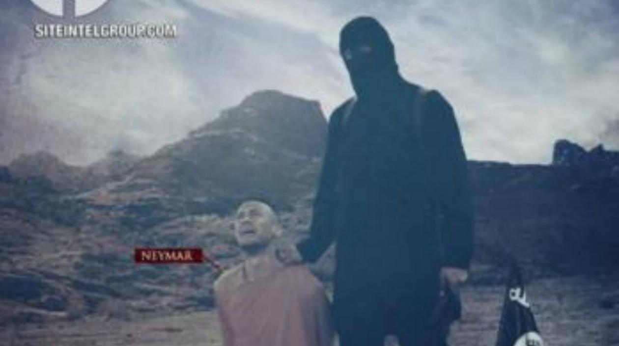 Neymar implorando piedad a un soldado del grupo terrorista.