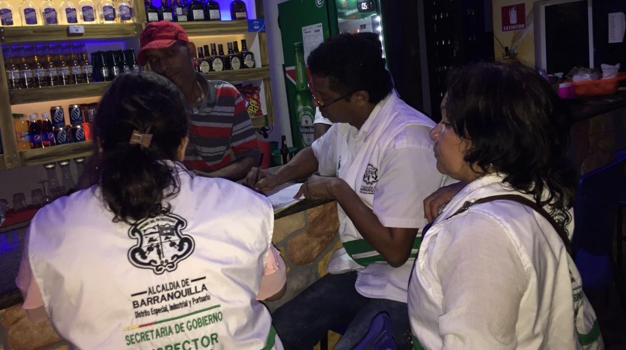 Personal de la Inspección de Policía visitando establecimientos comerciales en Barranquilla.