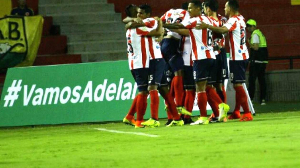 Jugadores de Junior celebran con Matías Mier la apertura del marcador.