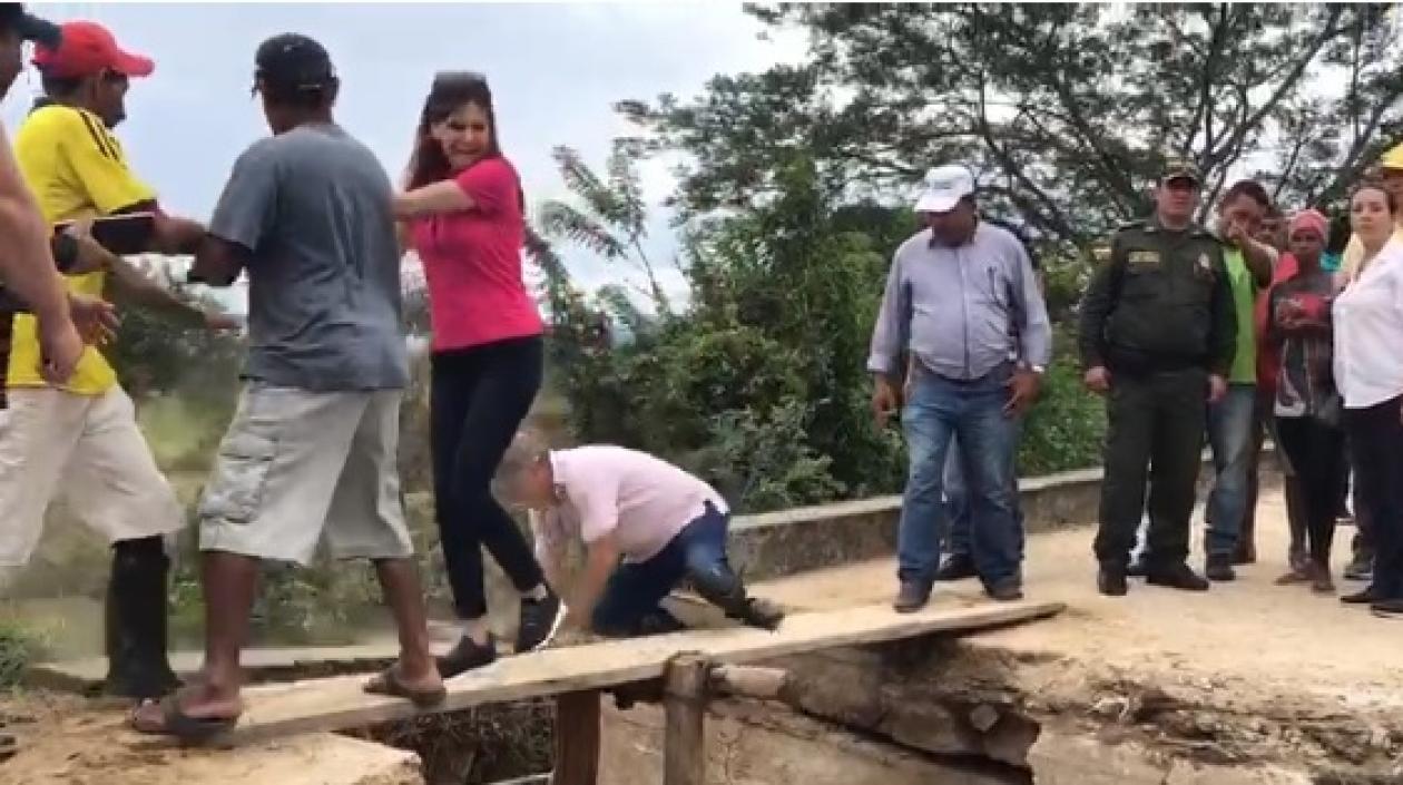 La gobernadora del Magdalena por poco cae del puente.