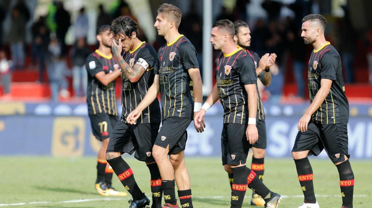 Jugadores del Benevento lamentan la reciente derrota ante el Lazio.
