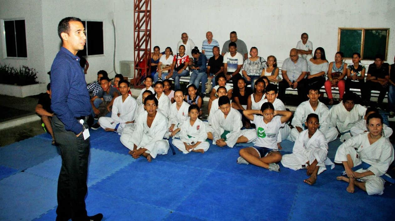 Karatecoa siendo informados del cambio de sede de la Liga. 