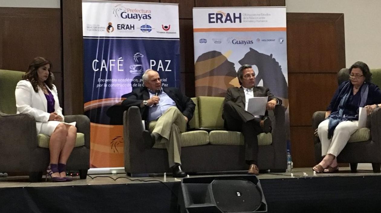 Ernesto Samper conversa con los participantes en el foro Café Paz en Guayaquil, Ecuador.