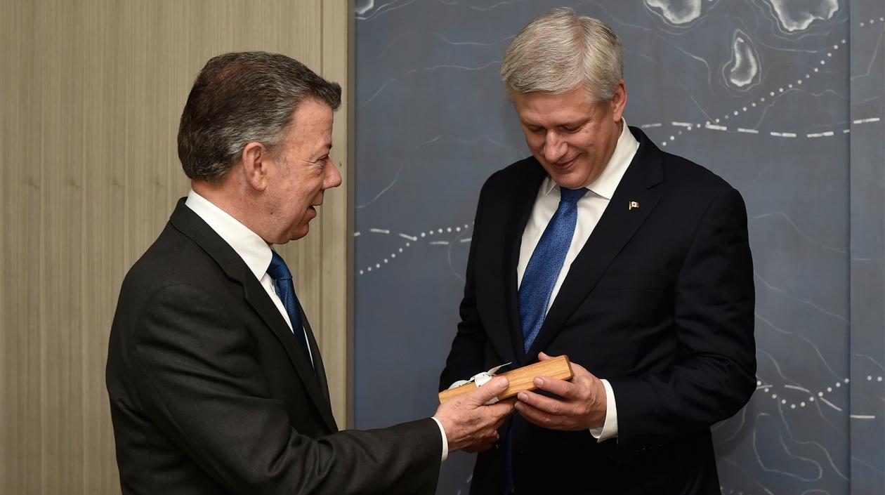 Un balígrafo de la paz le obsequió el Presidente Santos al ex Primer Ministro de Canadá, Stephen Harper, durante el encuentro que sostuvieron este martes en Toronto.
