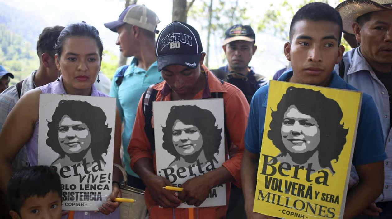 Indígena Lenca sostienen carteles de su máxima líder indígena y ambientalista, Berta Cáceres