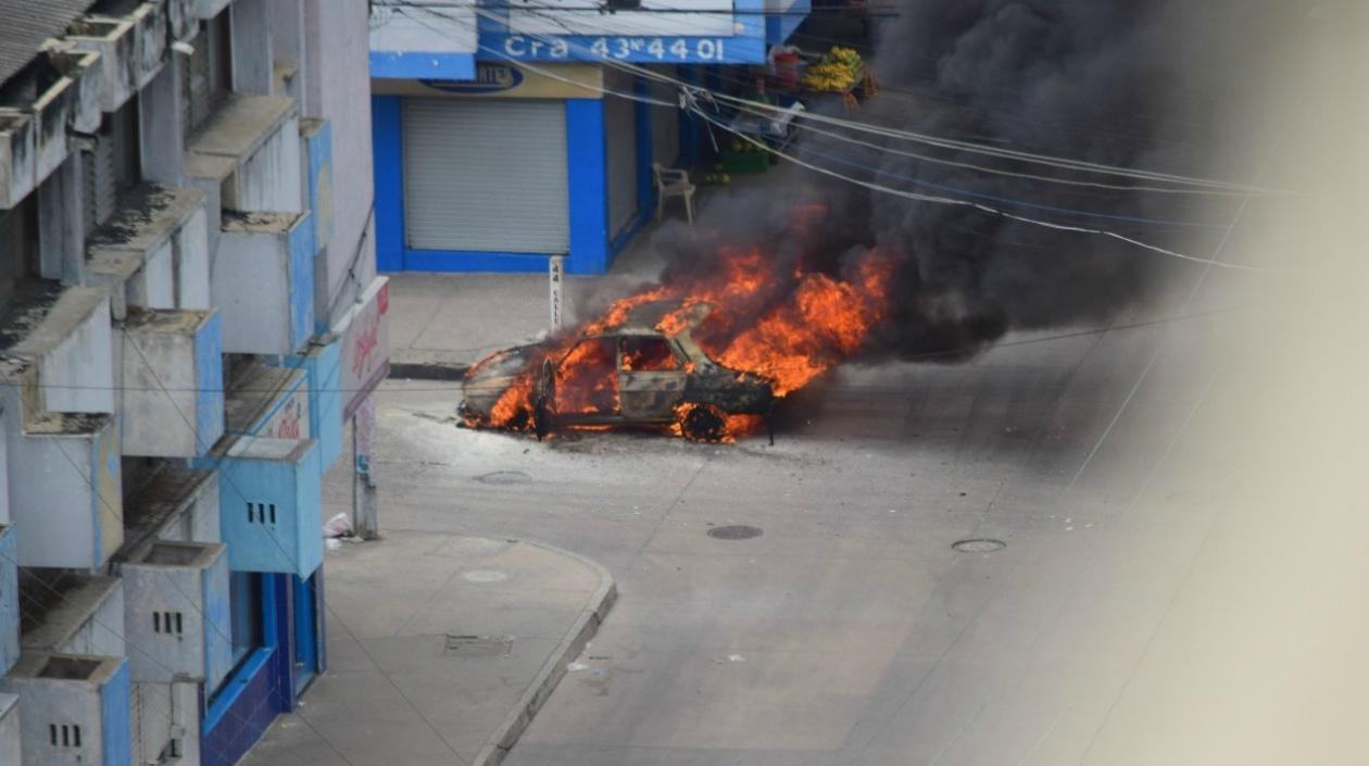 Momentos en que el vehículo estaba en llamas.
