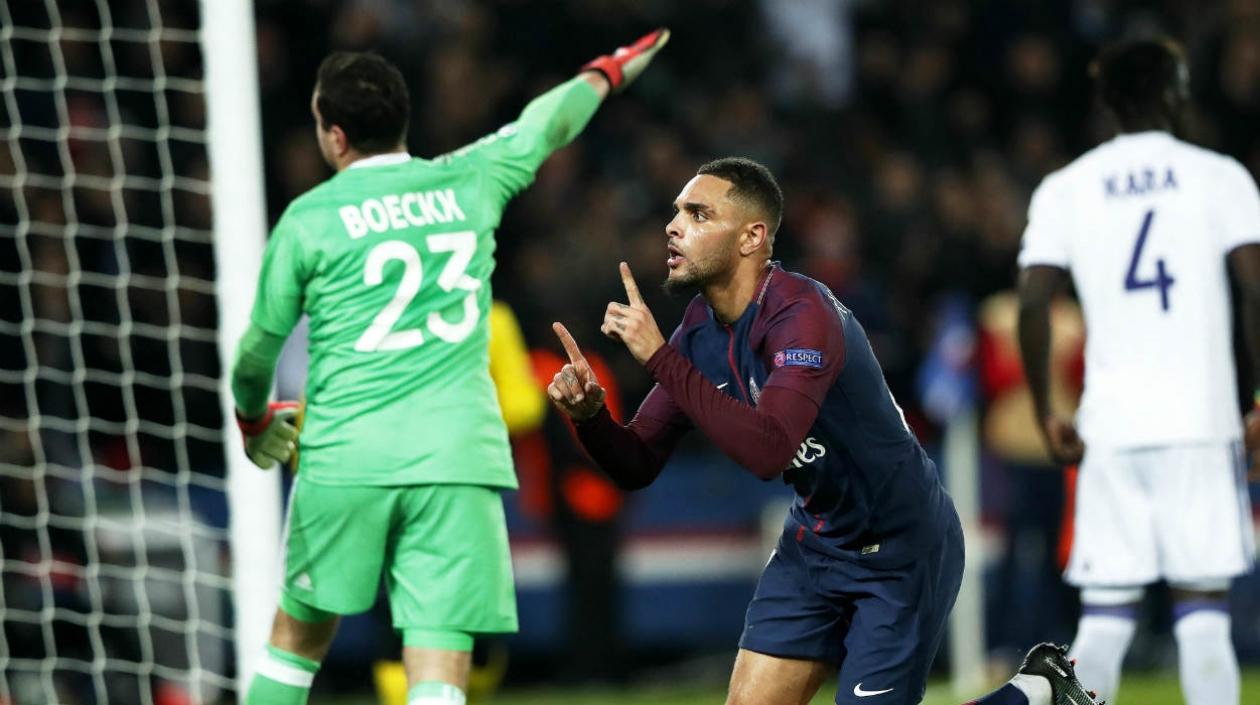 El defensa del París Saint-Germain Layvin Kurzawa (c) celebra después de anotar el cuarto gol de su equipo.