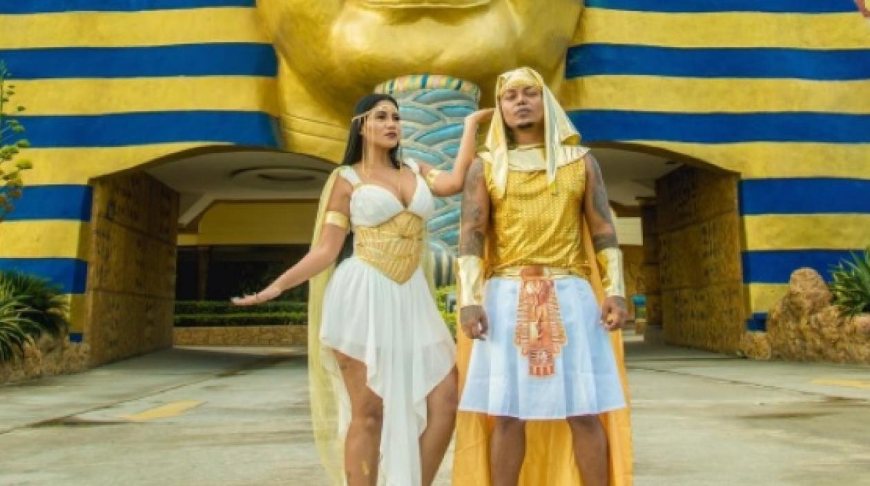 Yuranis León, esposa de Mr. Black junto al cantante en la fachada del motel Indiana en Cartagena.