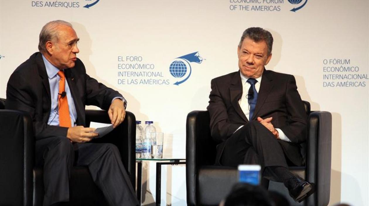 El presidente Santos al lado del secretario general de la Organización para la Cooperación y el Desarrollo Económico (OCDE), el mexicano Ángel Gurría