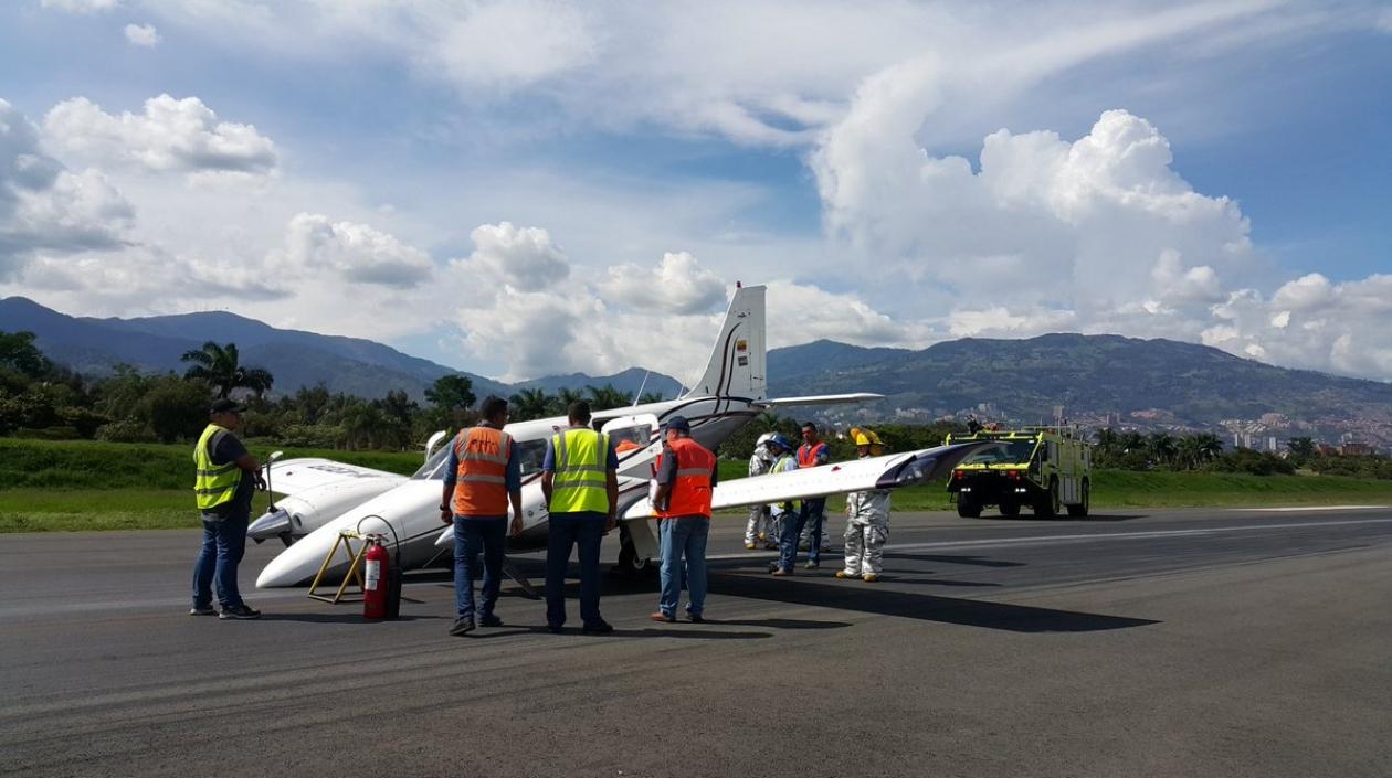 Así quedó la avioneta tras aterrizar de emergencia en el aeropuerto Olaya Herrera.