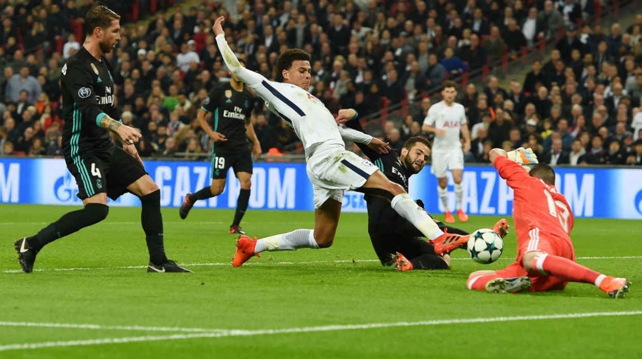 Delle Alli marca uno de sus tantos. 