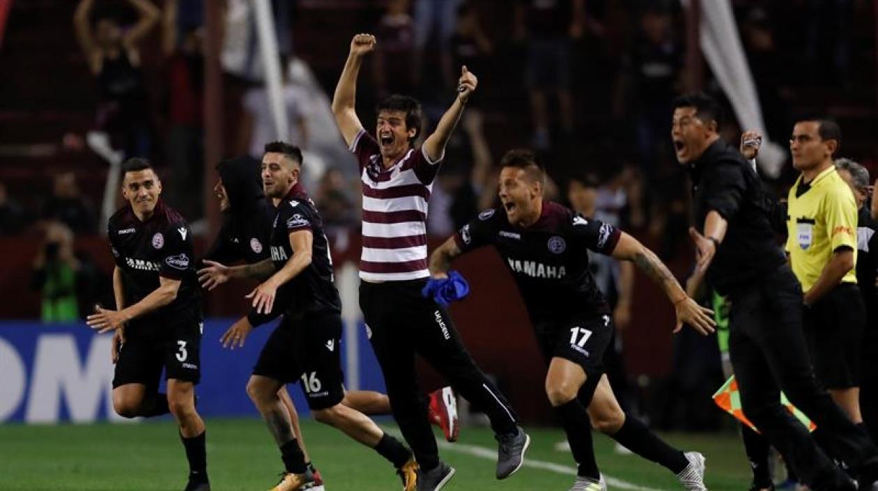 Los jugadores y el cuerpo técnico de Lanús celebrando la clasificación.