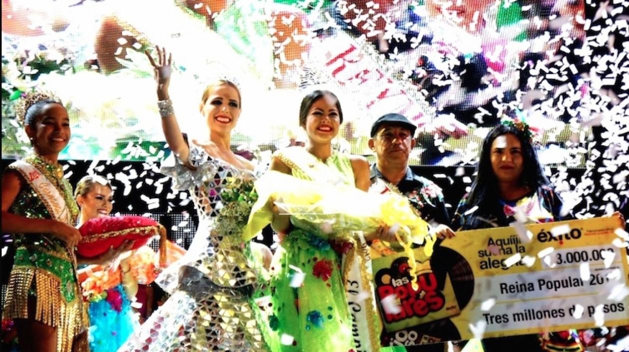Fefi Mendoza, reina del Carnaval 2017, entregó a Eliana Pagán la corona.