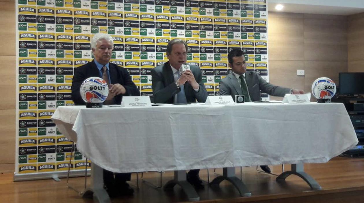 Jorge Perdomo, Ramón Jesurún, en rueda de prensa. 