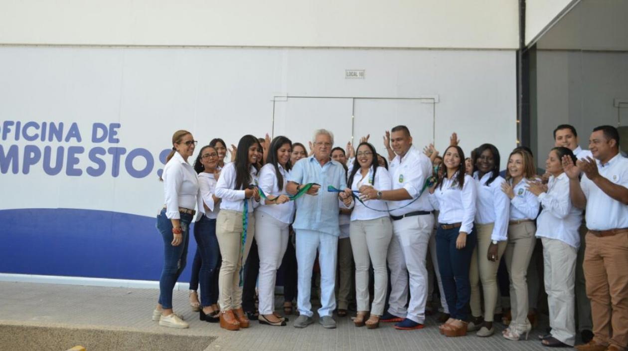 El Alcalde, Joao Herrera; la Secretaria de Hacienda, Aura Pérez y el Secretario Privado, Federman Vizcaíno, durante el corte de cinta.