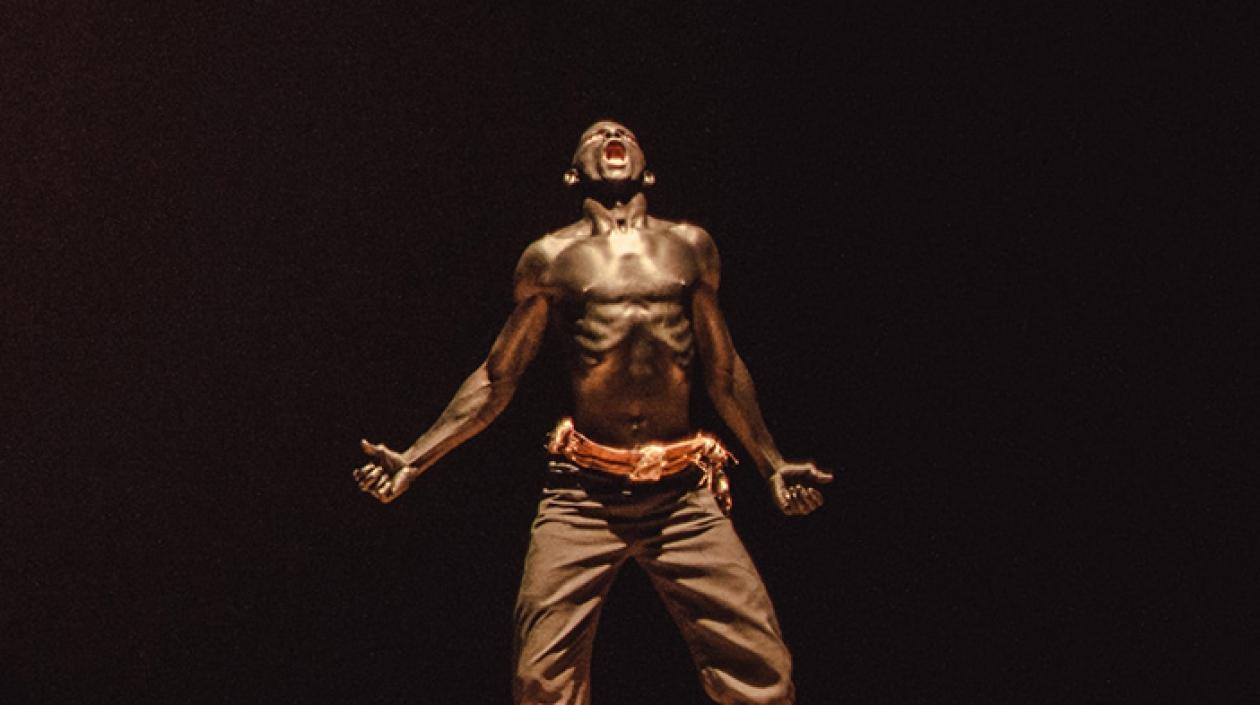 Escena de la obra 'Revuelo' del grupo Atabaques.