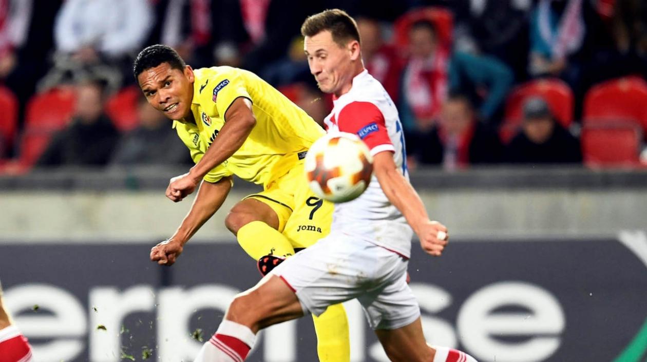 Carlos Bacca en una acción del partido. 