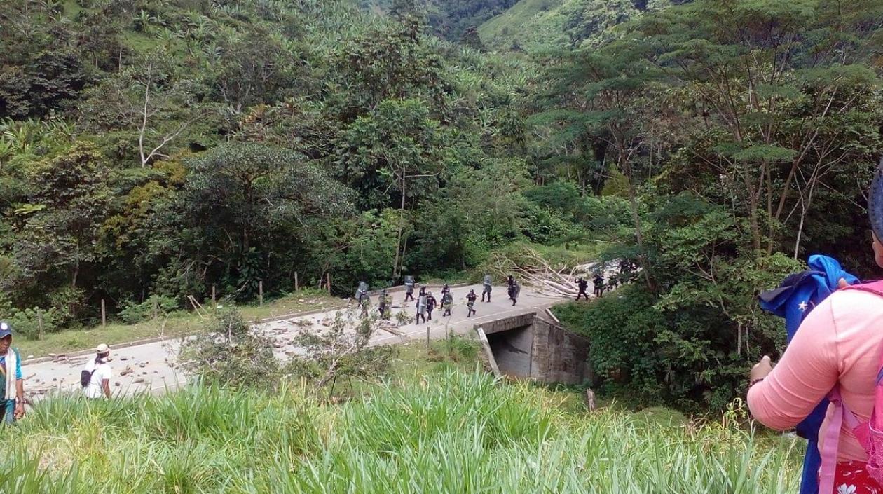Según autoridades, indígenas han maltratado a los policías.