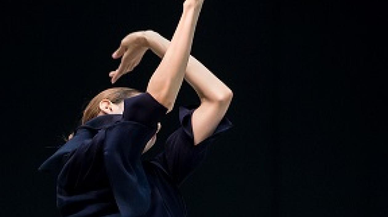 Obra Music for Rites: The Afterimages of the Rose de la Compañía Nacional Coreana de Danza Contemporánea (KNCDC) 