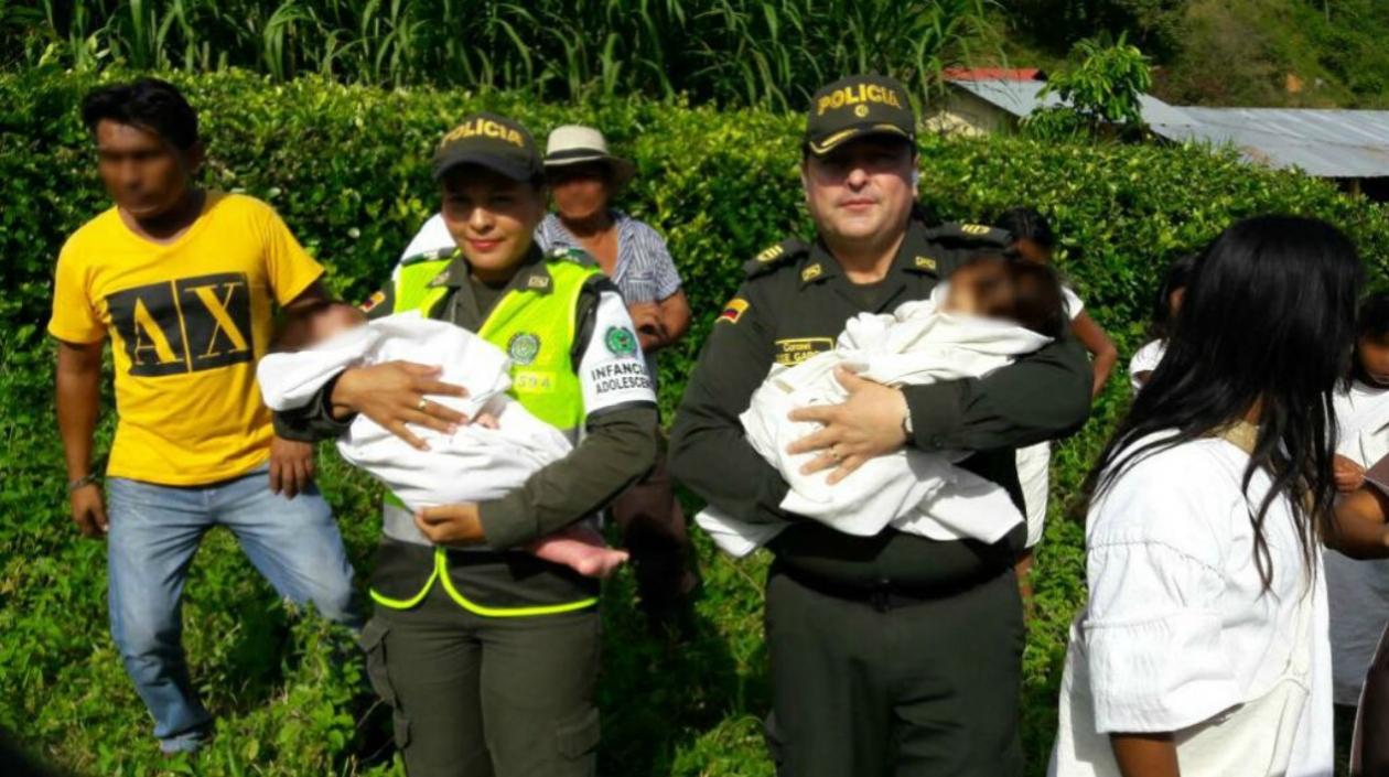Momento en el que rescatan a los menores.