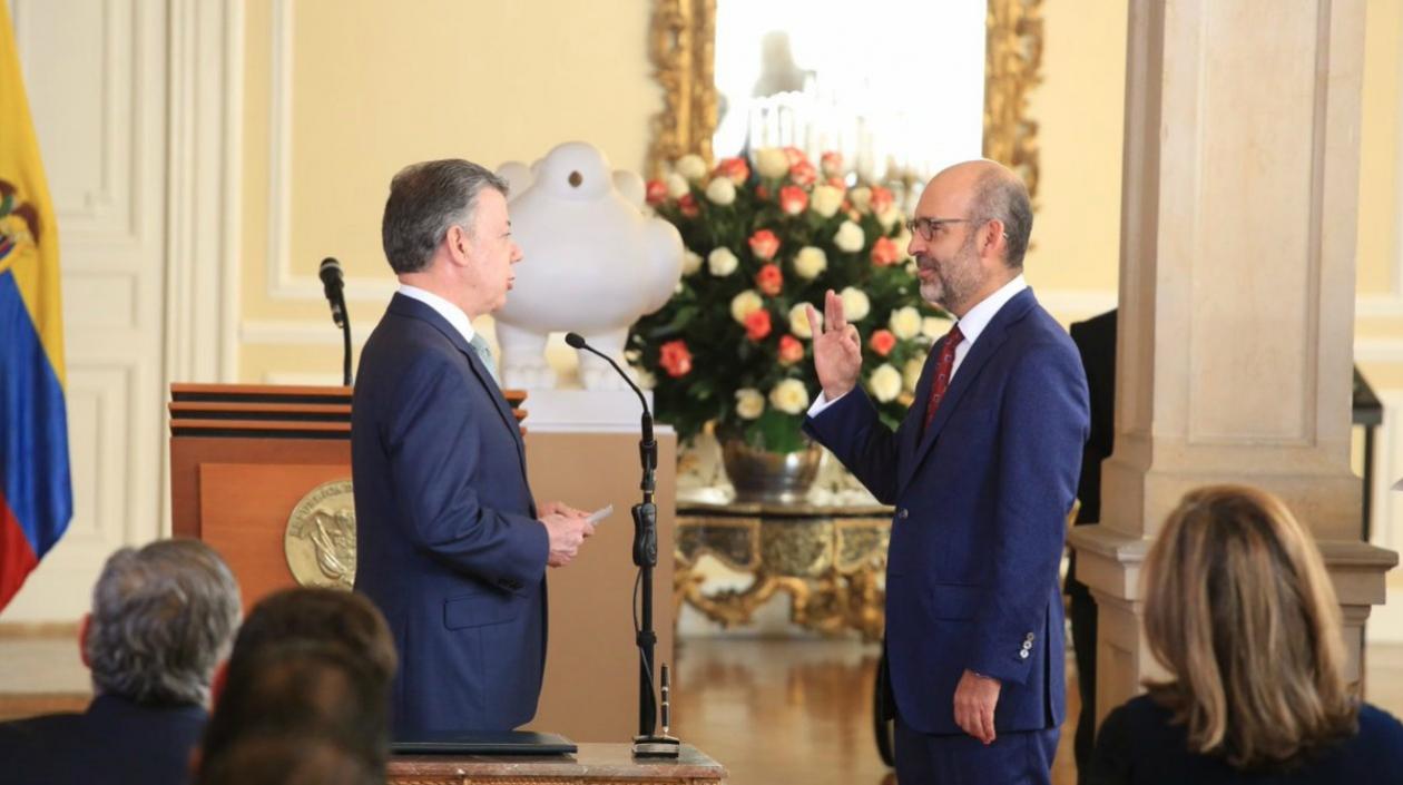 Momento en el que Santos posesiona a Camilo Sánchez, como nuevo Minvivienda.