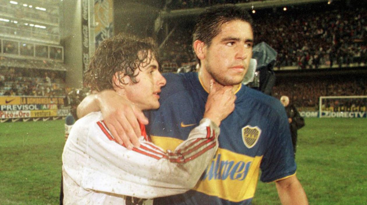 Aimar y Riquelme se saludan tras un clásico. 