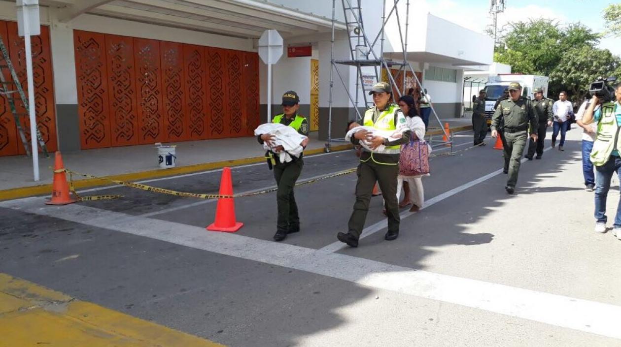 Los niños indígenas menores de 5 años son los más afectados. En la foto, policías de Infancia y adolescencia trasladan a dos niños con desnutrición.