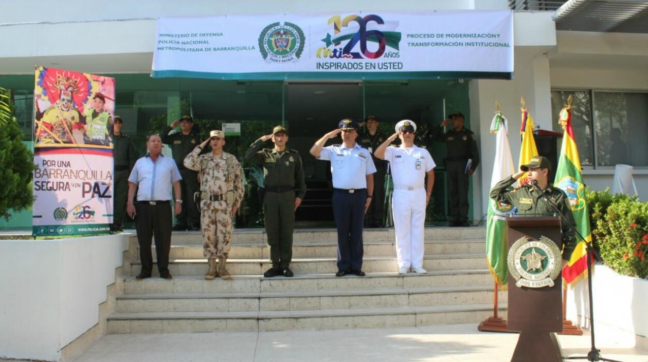Momentos de la izada de bandera frente al comando.