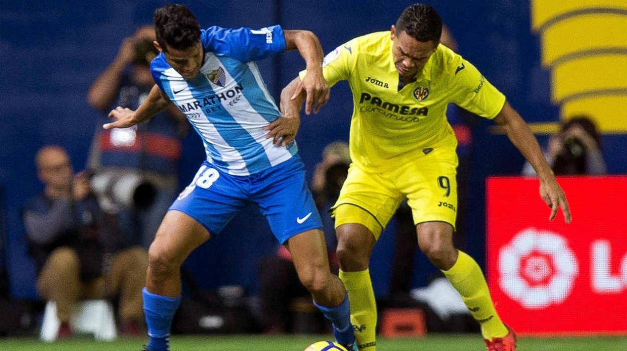 Carlos Bacca disputa la pelota con un rival. 