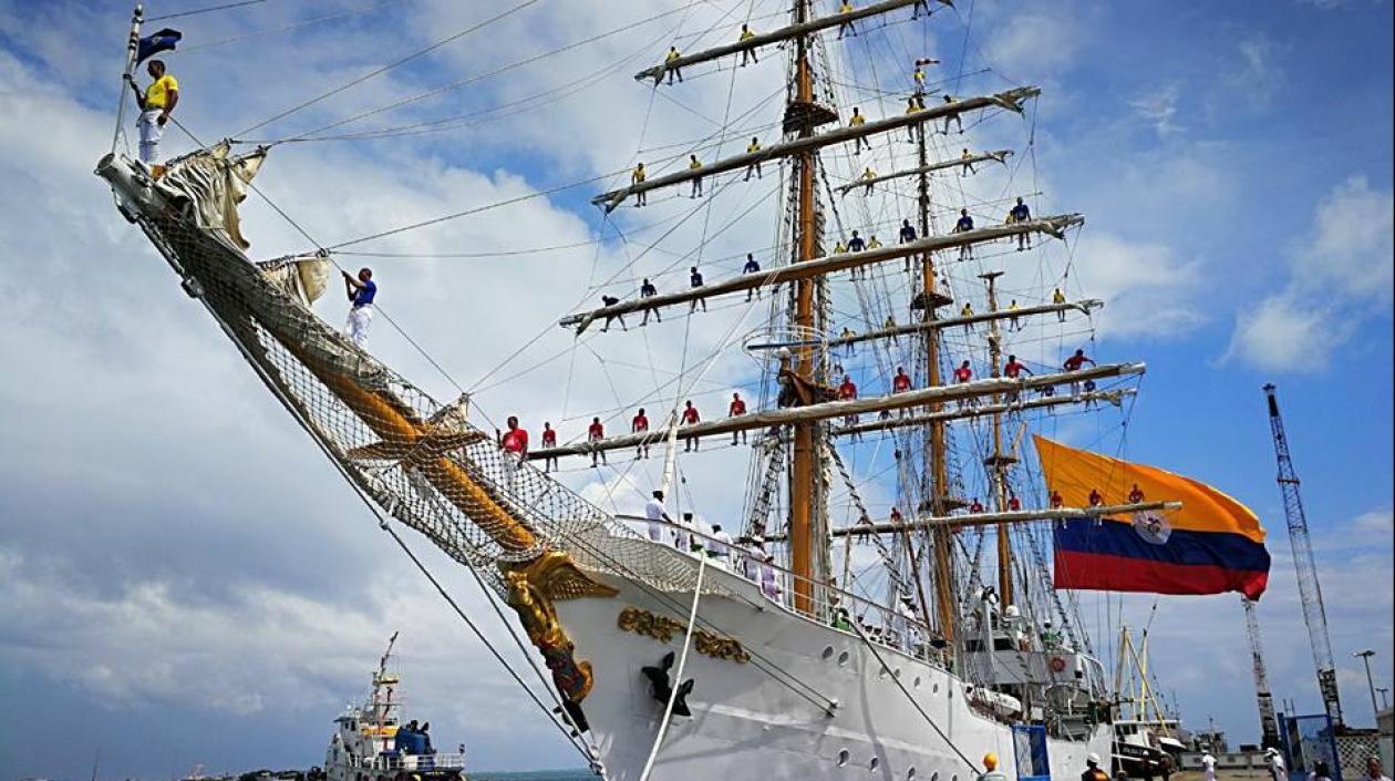 El buque - escuela Gloria de la Armada Nacional.