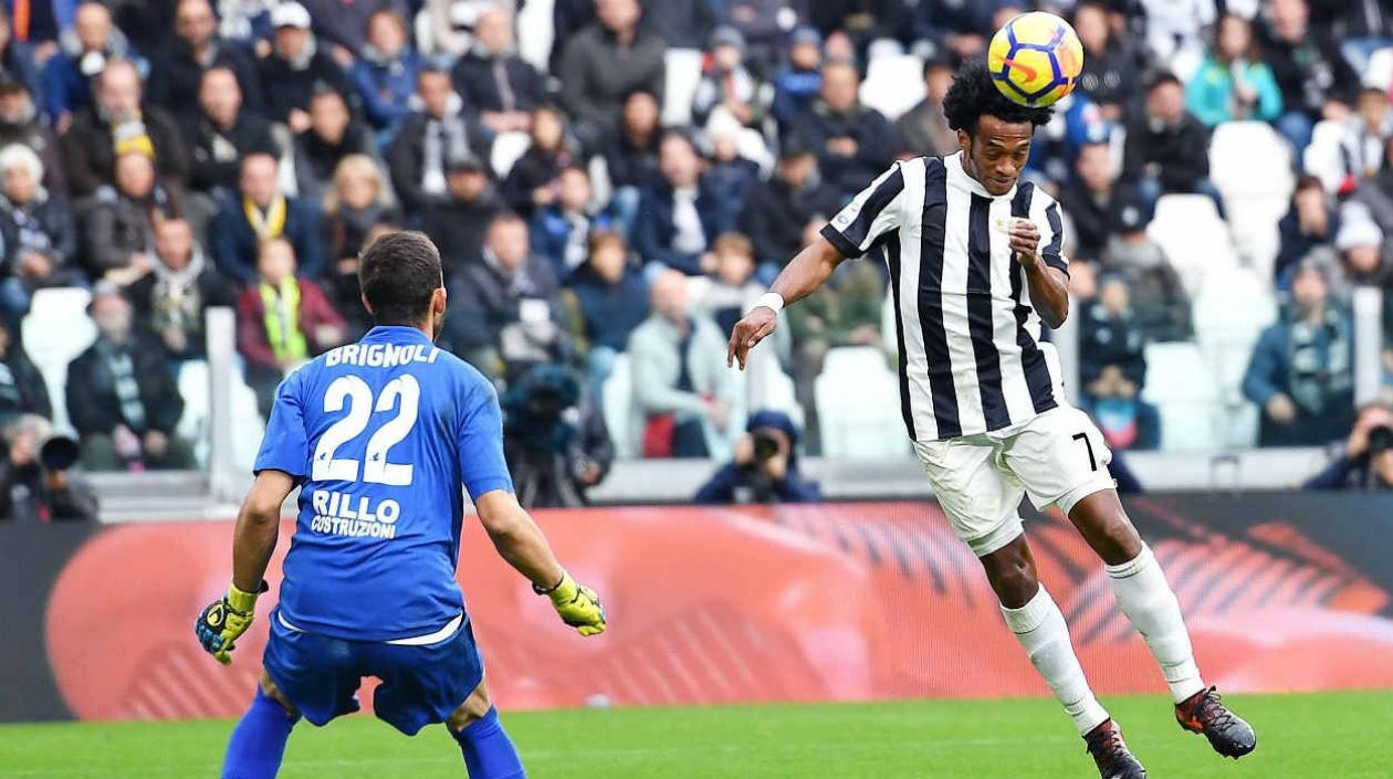 Juan Guillermo Cuadrado marca de golpe de cabeza. 