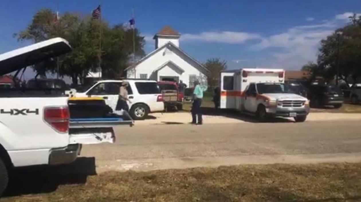 Imagen de televisión afuera del lugar del tiroteo en Sutherland Springs, Texas.