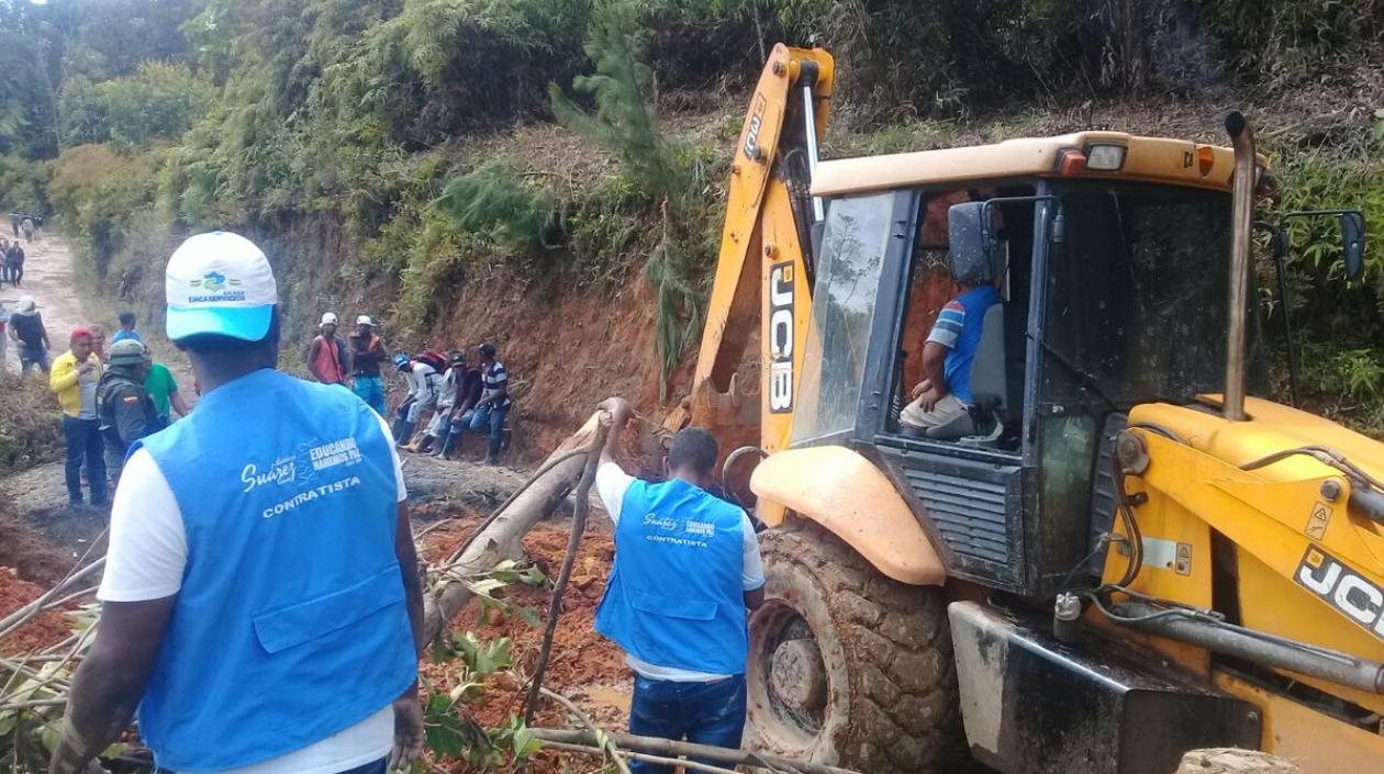 Gobernación del Cauca despejó la vía donde había deslizamientos de tierra.