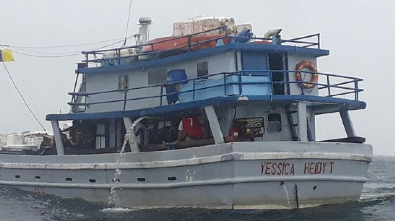 En esta embarcación iban las 11 personas rescatadas en el Océano Pacífico.