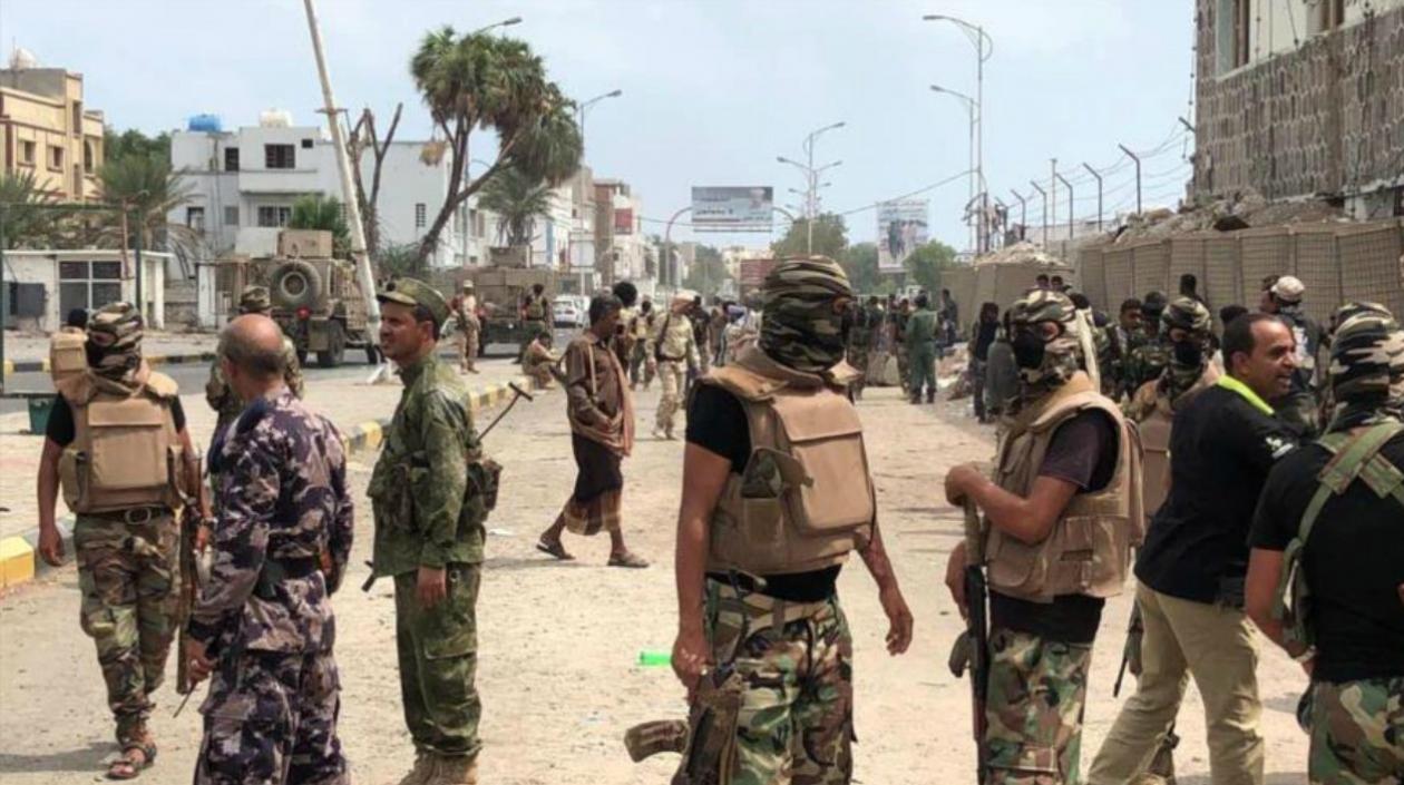 Militares en el lugar del atentado terrorista en el Yemen.
