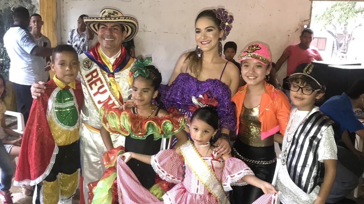 La realeza carnavalera en el barrio El Bosque.