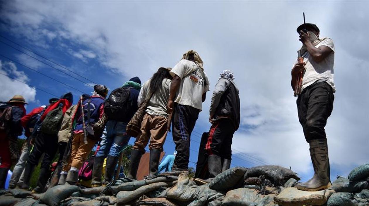 Los indígenas acuerdan con el Gobierno desbloquear una vía del suroeste de Colombia.