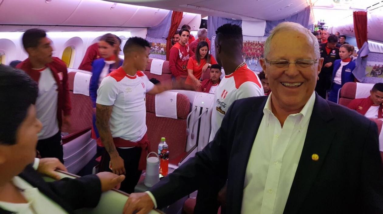 Pedro Pablo Kuczynski despide a los jugadores de la Selección de Perú.