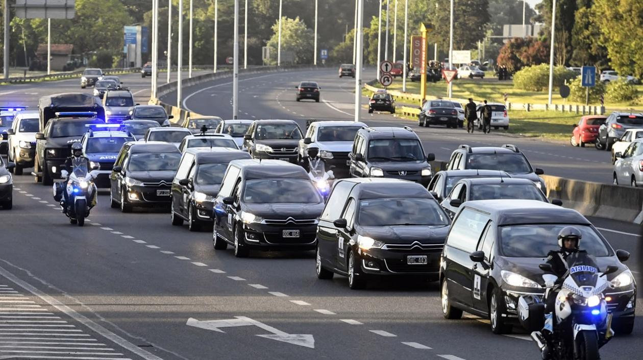  Coches fúnebres trasladan los cuerpos de los cinco argentinos