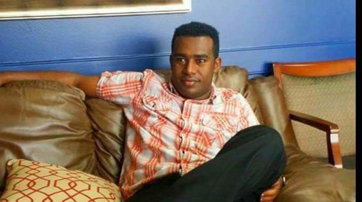 Michael Arega, oriundo de Dallas (Texas), fue detenido por agentes uniformados del Servicio Secreto.